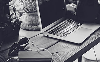 金融风暴刮进娱乐圈！三桶油涨停，粉丝误认TFboys合体