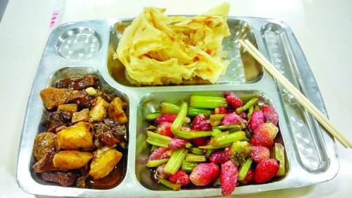 草莓炒芹菜 口味评价 _威海职业学院草莓炒芹菜 学生体验 _网上黑暗料理网红,