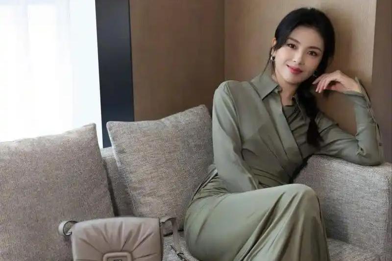 杨幂没分寸感行为_娱乐圈没有分寸感明星_娱乐圈吻戏图片